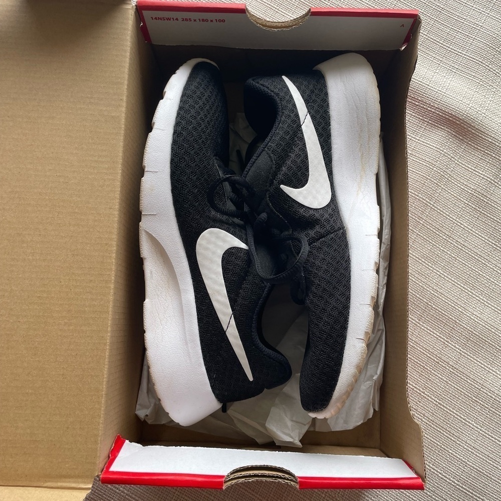 Nike Tanjun Shoes - 5Y / 6.5W